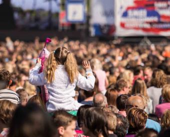 kids-at-festival