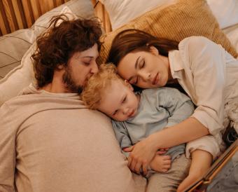 baby and parents in bed 