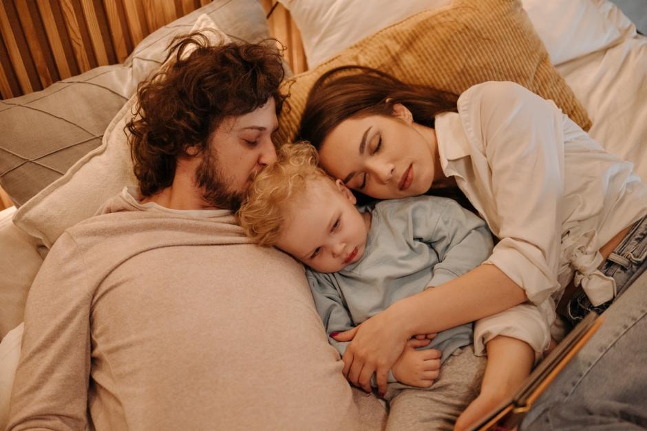 baby and parents in bed 